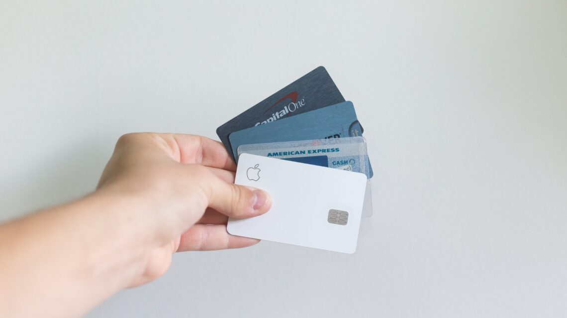 Karty kredytowe – jak działają i czym różnią się od debetowych? Koszty, okres bezodsetkowy i wygląd