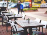 Ogródki restauracyjne w polskich miastach: Gdzie można delektować się jedzeniem na świeżym powietrzu?