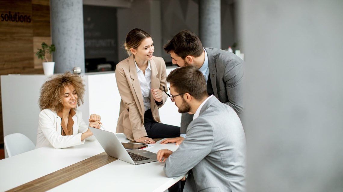 Reguły wywierania wpływu społecznego wg Cialdiniego a świat marketingu. Techniki i zasady wywierania wpływu na ludzi