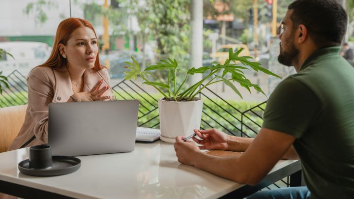 Nietypowe praktyki na perswazję do klienta. Jakie techniki perswazji (ale nie manipulacji) możesz wykorzystać, by sfinalizować transakcję sprzedaży?