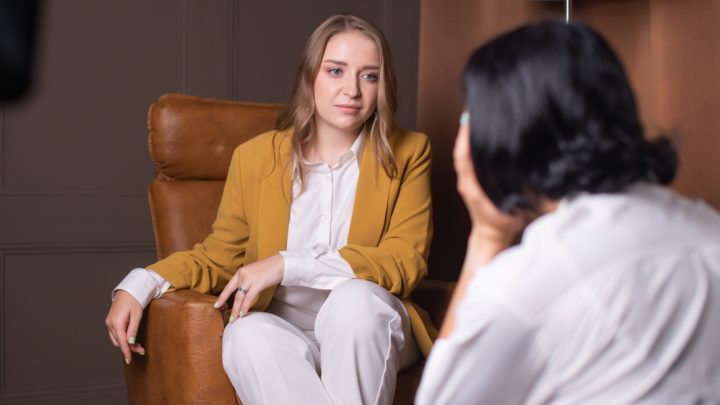 Pracujesz z ludźmi i chcesz skuteczniej im pomagać? Poznaj studia z psychologii klinicznej i psychoterapii!