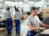 Jak czujniki refleksyjne wspierają kontrolę produkcji w logistyce i montażu