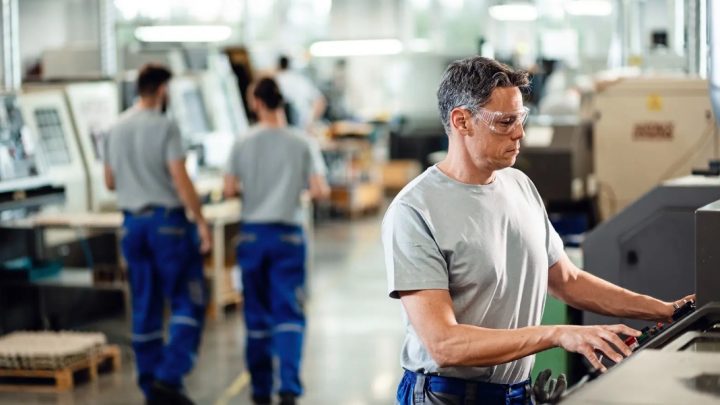 Jak czujniki refleksyjne wspierają kontrolę produkcji w logistyce i montażu